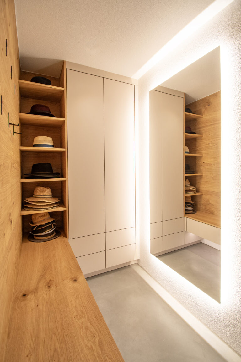 Kompakte Eichen-Garderobe mit schlichtem Design und indirekt hinterleuchtetem Spiegel