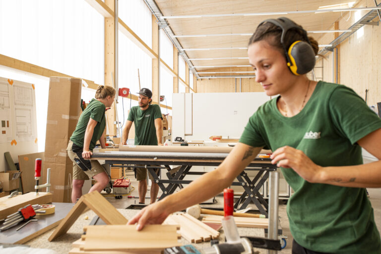 Schreiner und Schreinerinnen in unserer Werkstatt