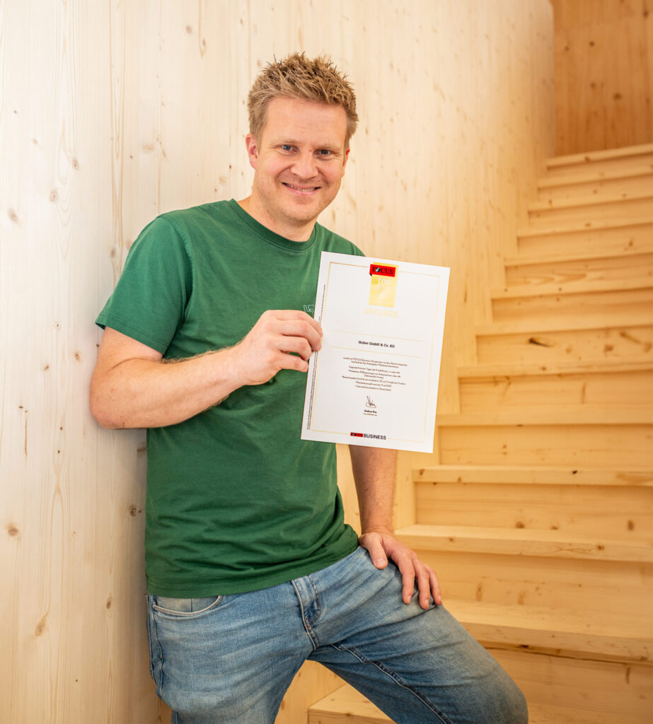 Dominic Huber mit der Auszeichnung als Top-Arbeitgeber im Mittelstand 2026