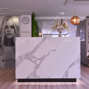 Schreinerei Huber Objekte Friseur Salon Empfangstheke mit indirekter LED Beleuchtung am Boden