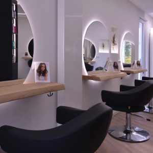 Schreinerei Huber Objekte Friseur Salon Haarschneideplätze mit Holzablagefläche